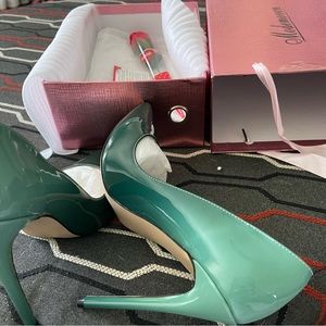 Modemoven heels. Never been used. In original box.